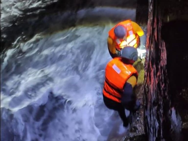 Hombre se lanza al mar para evitar detención en Iquique: tuvo que ser rescatado por el Gope