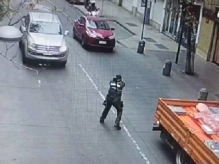 Impactante registro: revelan el preciso instante en que sujeto atropelló a carabinero en el centro de Santiago