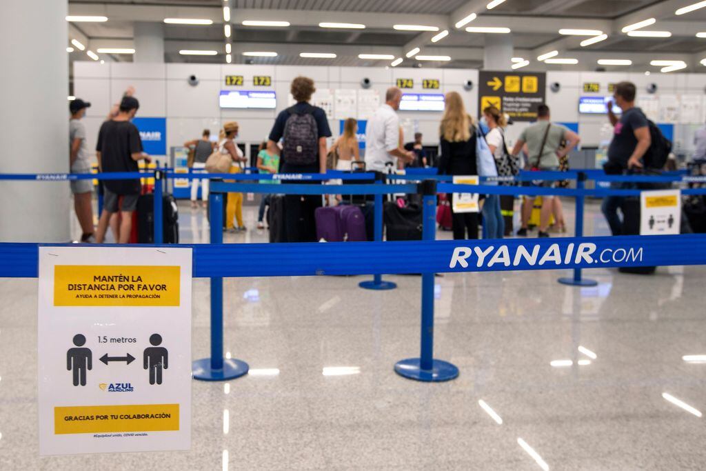 Turistas esperan sus viajes de regreso desde Mallorca