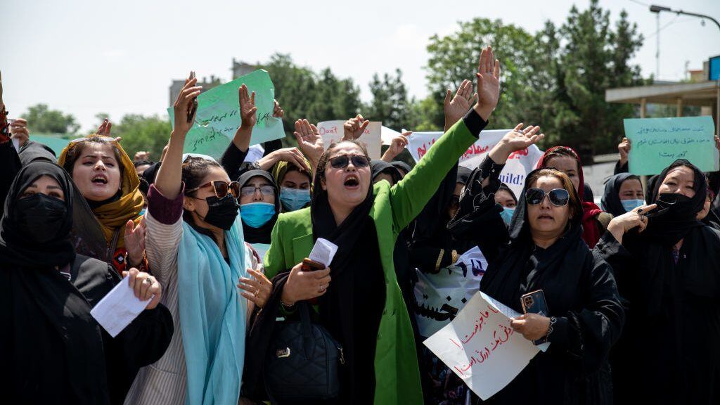 Talibanes reprimen con balazos protesta de mujeres en Kabul