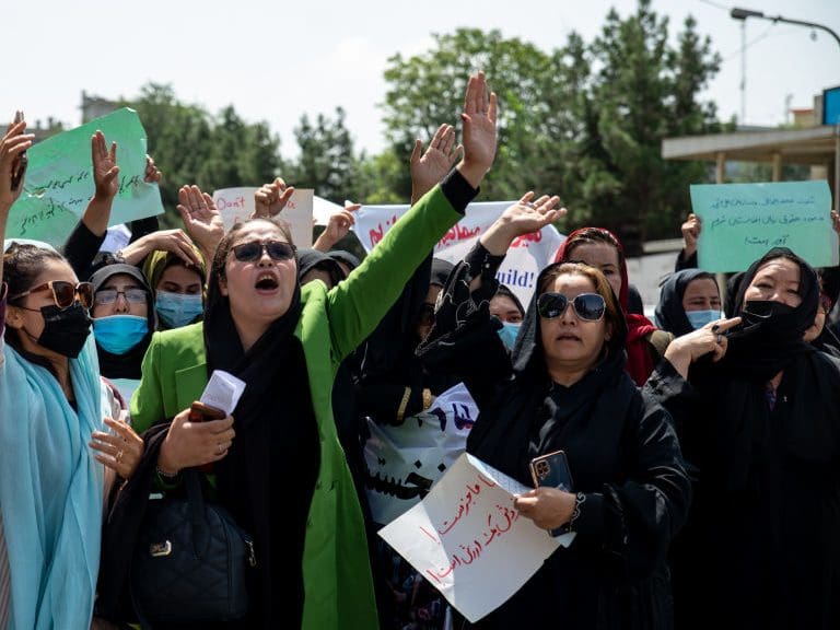 Talibanes reprimen con balazos protesta de mujeres en Kabul