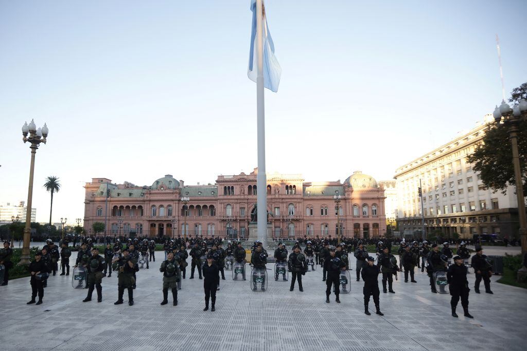 La policía resguarda de las manifestaciones a la Casa Rosada en la ciudad de Buenos Aires en Argentina.