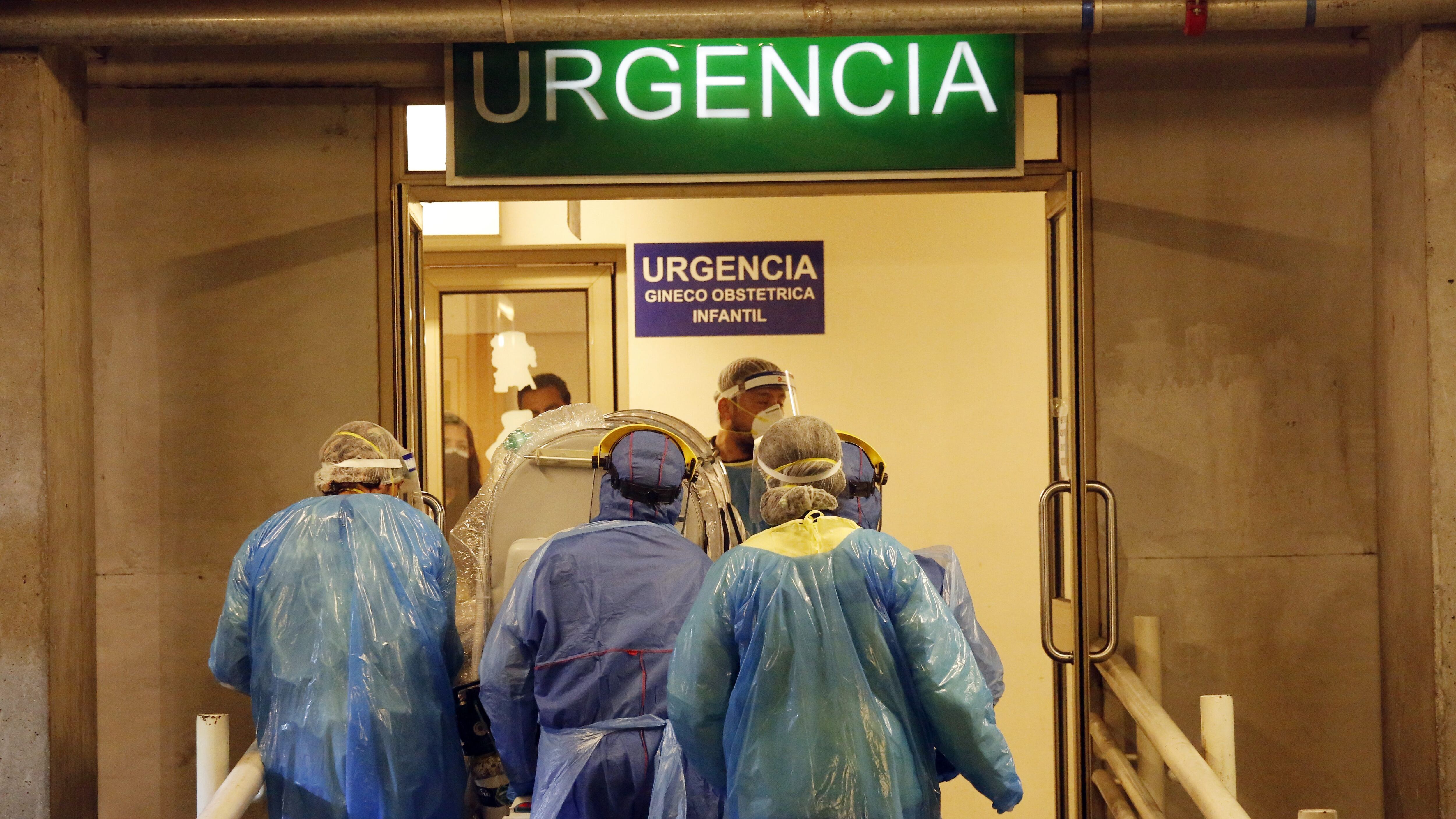 19 de Mayo de 2020/CONCEPCION
Arribo de pacientes con Covid-19 al Hospital Guillermo Grantt Benavente de la ciudad de Concepcion, luego de ser trasladados por personal de la FACH en un avion Hercules C-130, desde la ciudad de Santiago. Durante el estado de catastrofe po la pandemia de Covid-19 que afecta al pais
FOTO:SEBASTIAN BROGCA/AGENCIAUNO