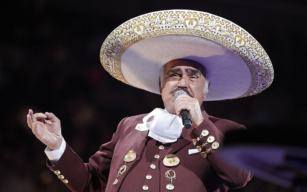 Continúan los homenajes: Miguel Bosé, Gloría Trevi y Ricardo Arjona se despiden de Vicente Fernández | Getty Images