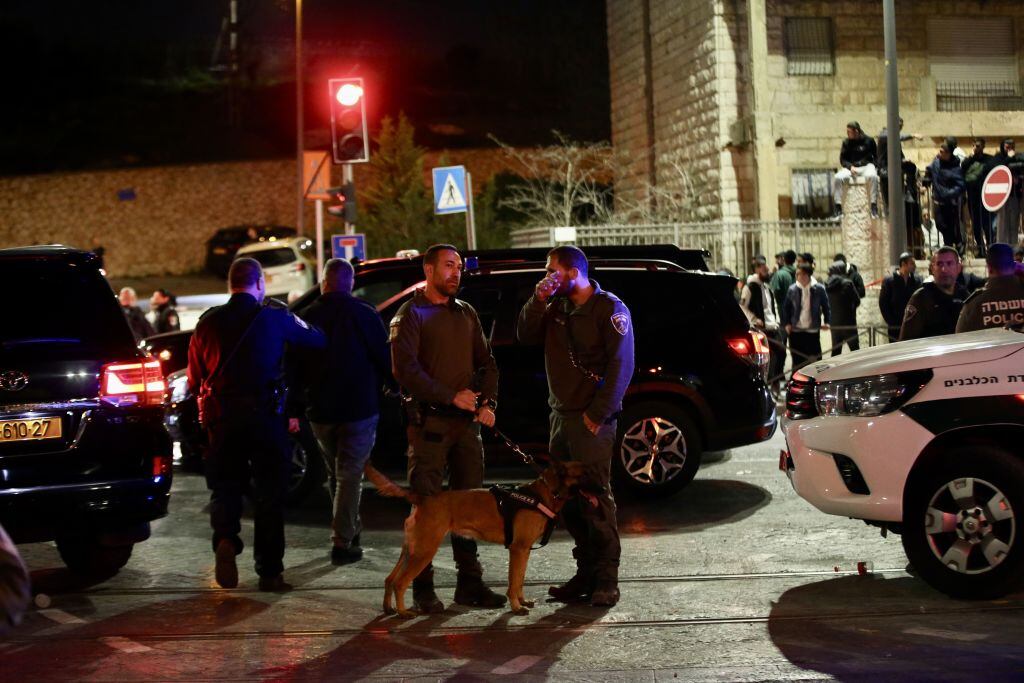 Policías de Israel vigilan la zona del ataque armado en la ciudad de Jerusalén