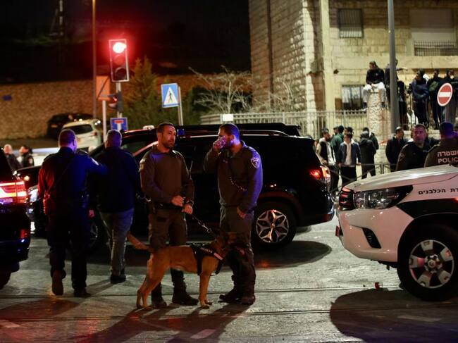 Policías de Israel vigilan la zona del ataque armado en la ciudad de Jerusalén