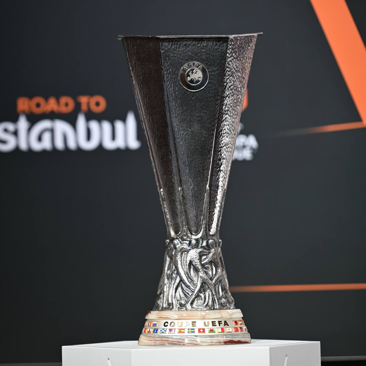 Solo un chileno sigue en carrera: así quedaron los cruces de cuartos de final de la Europa League 2025-26