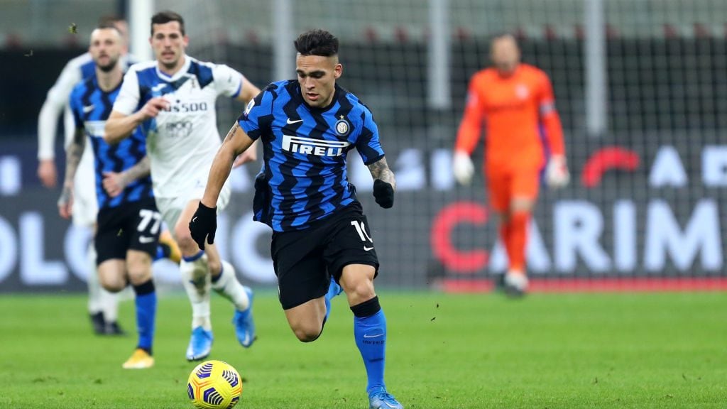 MILAN, ITALY - MARCH 08: (BILD ZEITUNG OUT) Lautaro Martinez of FC Internazionale controls the ball during the Serie A match between FC Internazionale and Atalanta BC at Stadio Giuseppe Meazza on March 8, 2021 in Milan, Italy. (Photo by Sportinfoto/DeFodi Images via Getty Images)