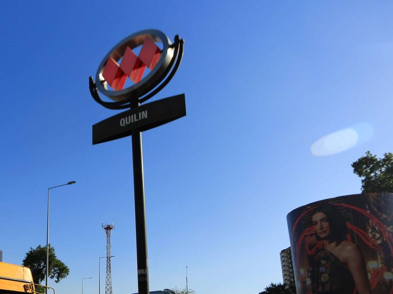 Carabineros detuvo a cuatro personas por rayar vagones de Metro en la Línea 4