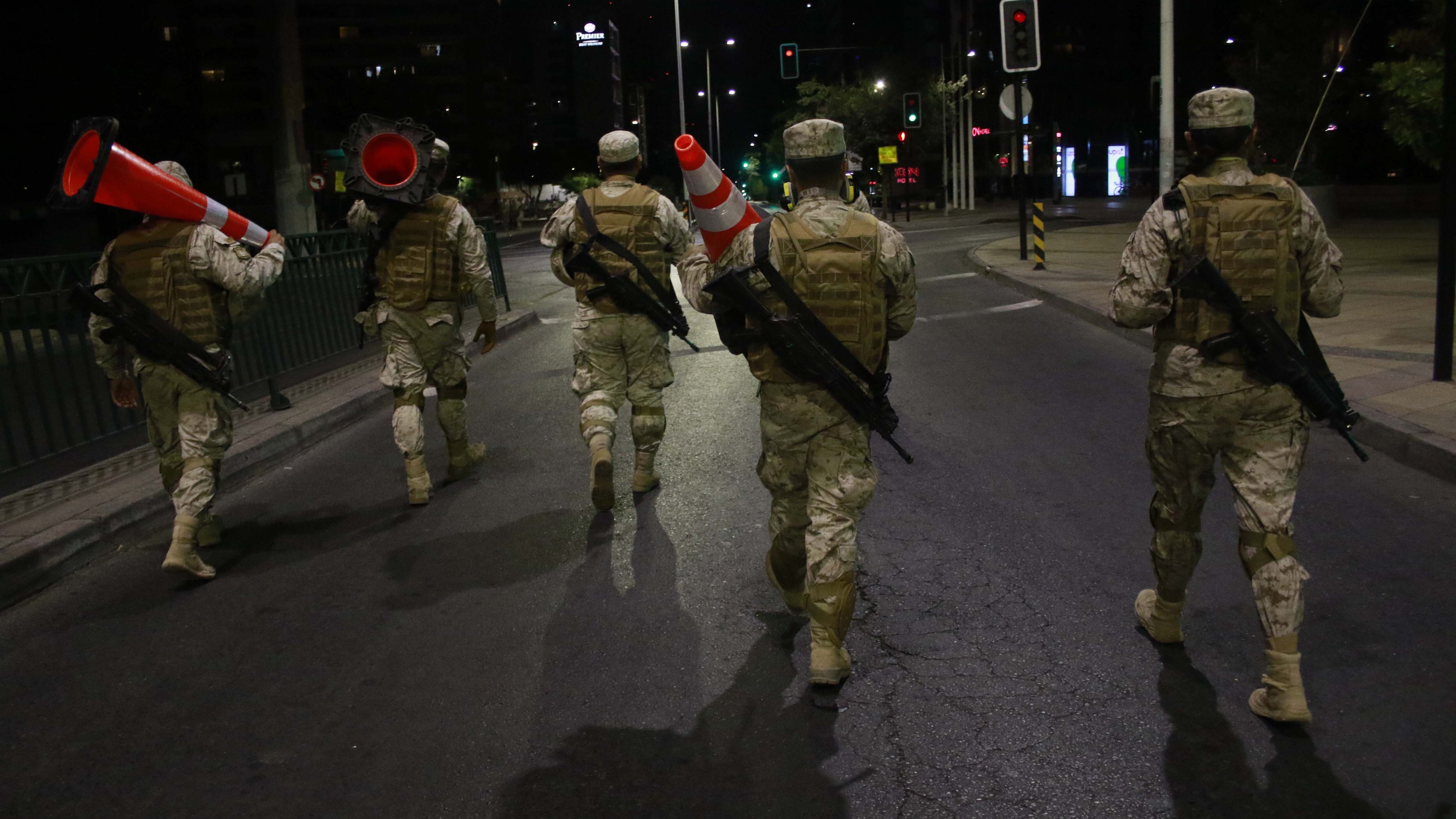 25 MARZO 2020 / SANTIAGOUn grupo de militares  se retira del puesto de control en Av. Apoquindo esquina Manquehue, durante la tercera noche bajo toque de queda (entre las 22.00 y las 05.00 horas) por la emergencia sanitaria que ha provocado el Coronavirus COVID-19 en todo el país 
FOTO: MAURICIO MENDEZ /AGENCIAUNO