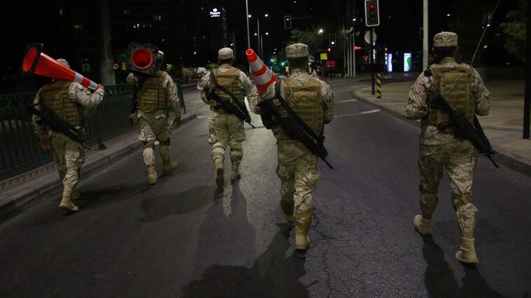 25 MARZO 2020 / SANTIAGOUn grupo de militares se retira del puesto de control en Av. Apoquindo esquina Manquehue, durante la tercera noche bajo toque de queda (entre las 22.00 y las 05.00 horas) por la emergencia sanitaria que ha provocado el Coronavirus COVID-19 en todo el país
FOTO: MAURICIO MENDEZ /AGENCIAUNO