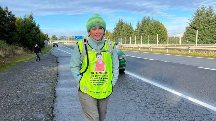 Madre que camina a La Moneda en busca de ayuda médica para su hijo pide legislar sobre enfermedades raras “para que esto no pase con los niños”