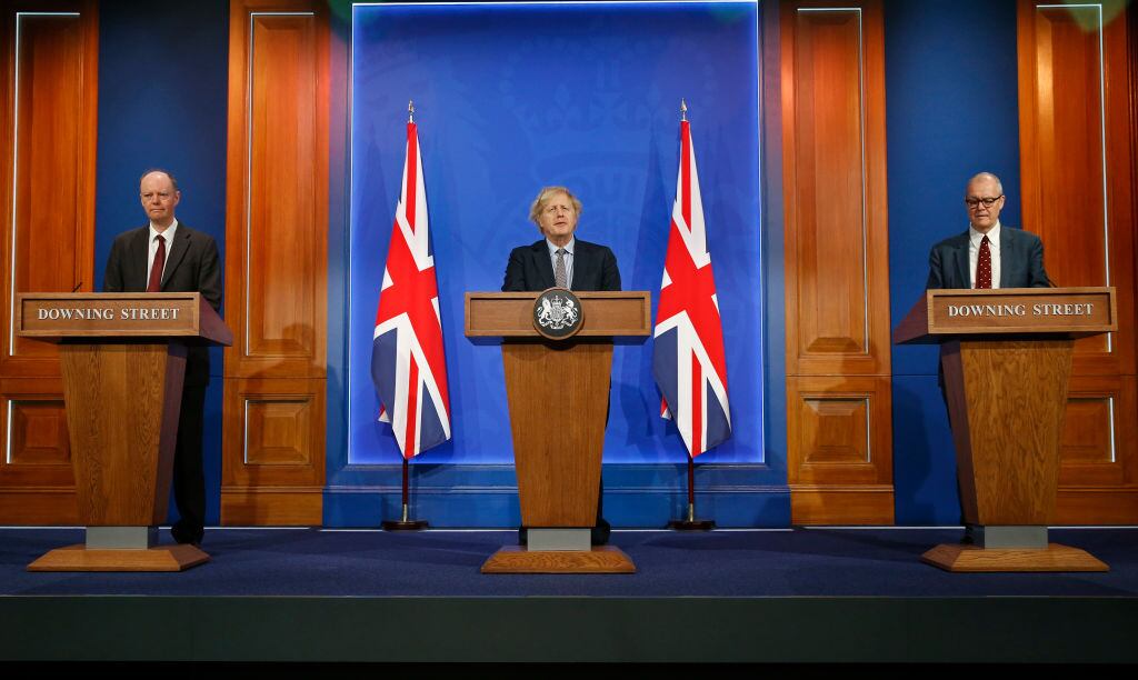 El consejero de Salud, Chris Whitty, el primer ministro Boris Johnson y el asesor jefe científico, Patrick Vallance. Foto: Getty Images