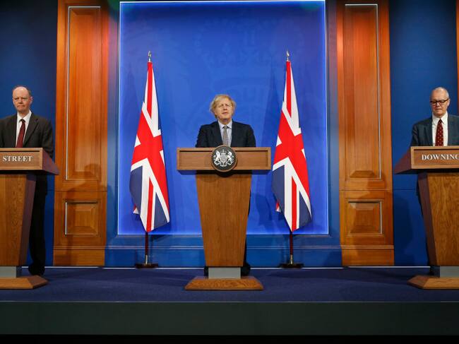 El consejero de Salud, Chris Whitty, el primer ministro Boris Johnson y el asesor jefe científico, Patrick Vallance. Foto: Getty Images