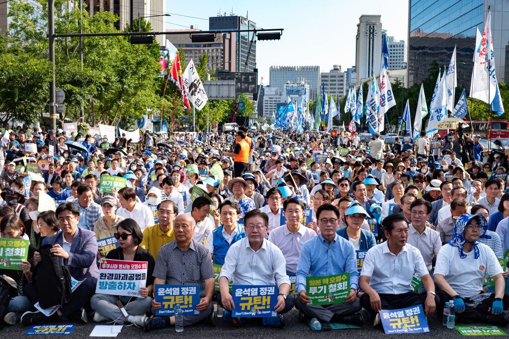 Protesta del partido opositor en Japón por el vertido de Fukushima