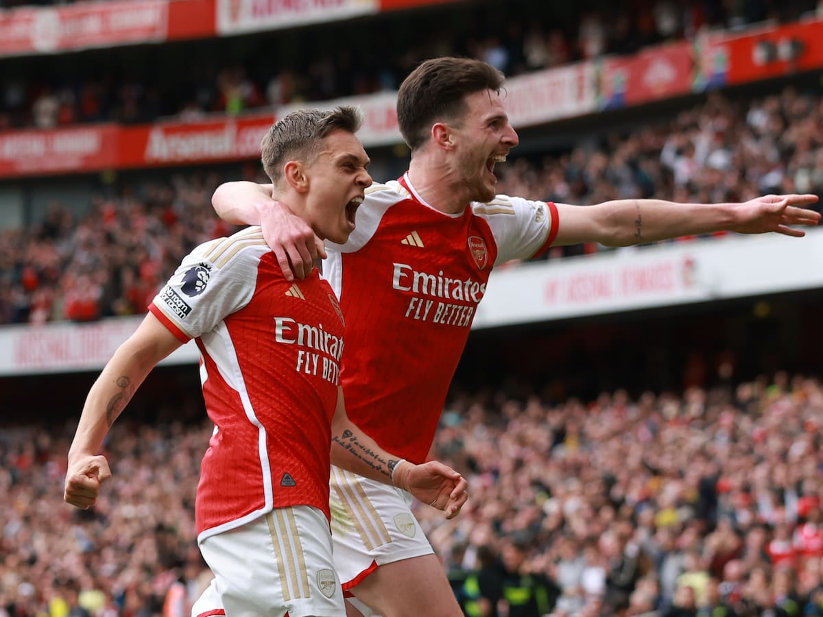 Arsenal golea a Bournemouth y sigue firma en la lucha por el título de la Premier League