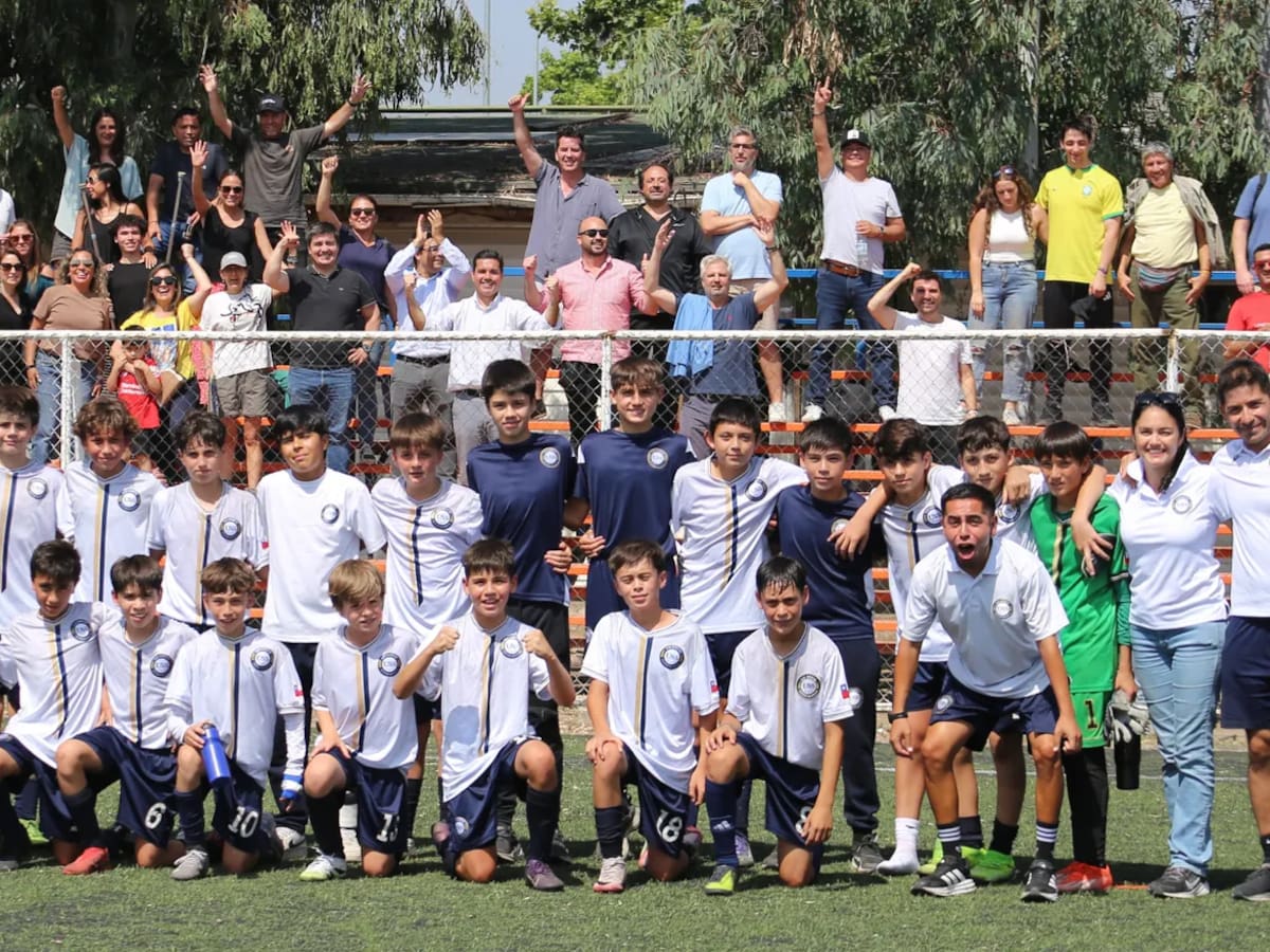 El equipo revelación del fútbol formativo en Chile: lo dirige un exseleccionado de La Roja y alcanzó inédita final en su año debut
