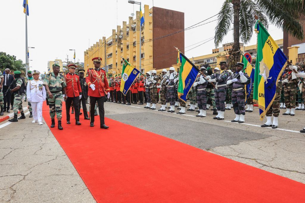 Brice Oligui Nguema llega a la ceremonia para ser declarado presidente de Gabón