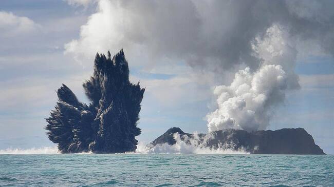 Reportan nueva erupción del volcán submarino Hunga Tonga
