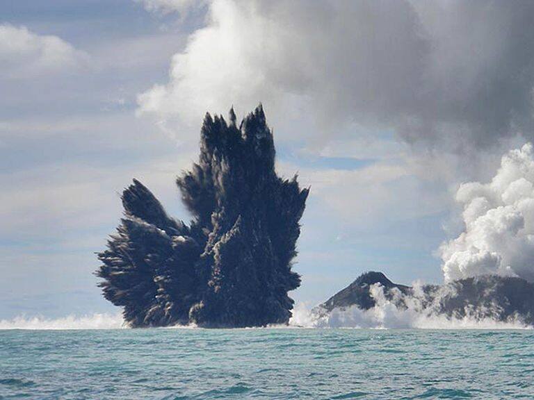 Reportan nueva erupción del volcán submarino Hunga Tonga