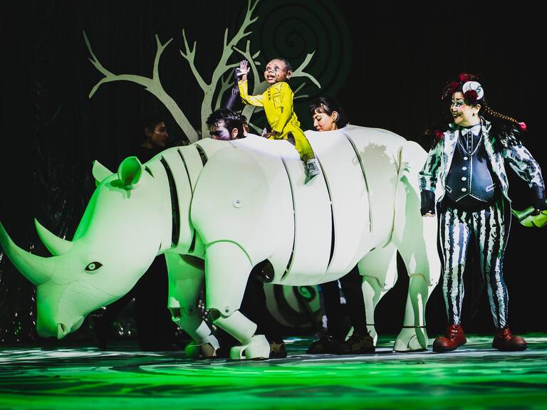 Viaje a Mombasa, la aventura continúa: vuelve a Santiago el aclamado espectáculo circense con marionetas de animales a escala real y música en vivo