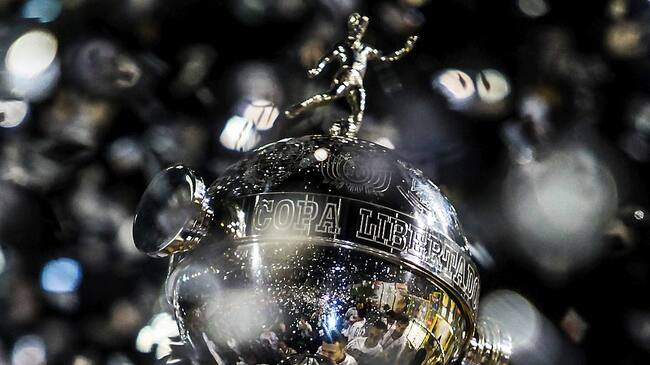 SAO PAULO, BRAZIL - JULY 04: Detail of the Trophy Santander Libertadores in the second leg of the final of the Copa Libertadores 2012 between Boca Juniors of Argentina and Corinthians of Brazil at Pacaembu Stadium on July 04, 2012 in Sao Paulo, Brazil. (Photo by Buda Mendes/LatinContent via Getty Images)