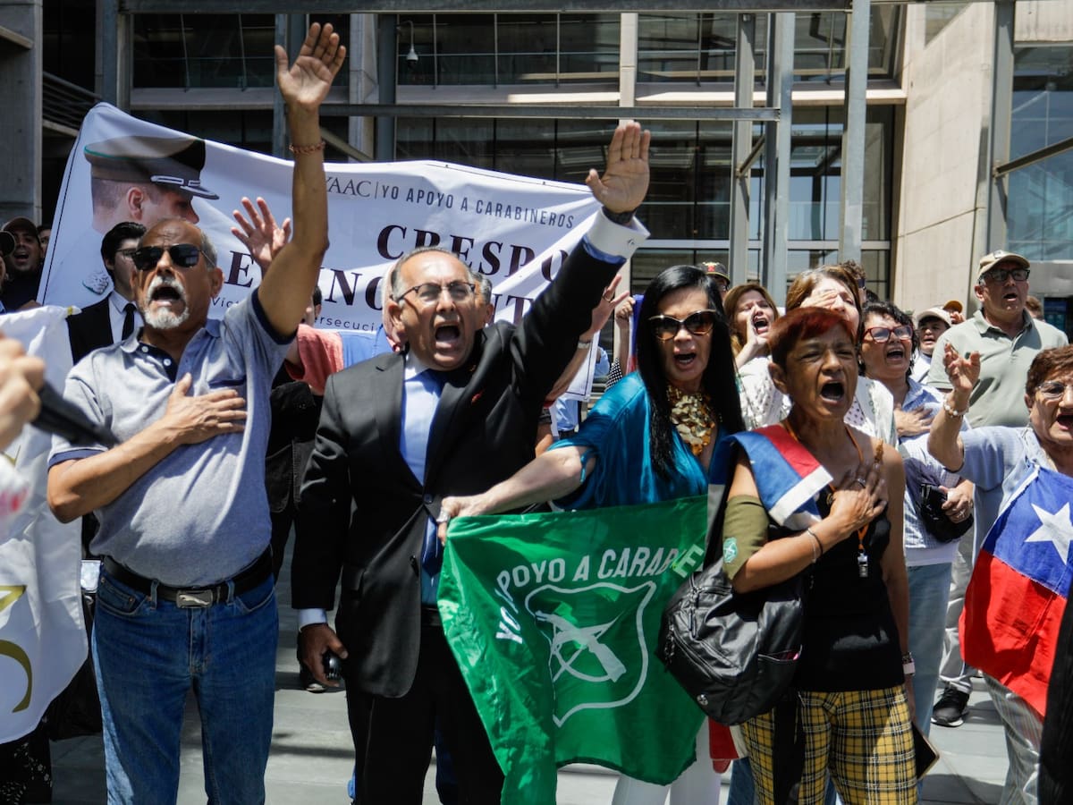 Hombre es captado realizando “saludo nazi” en concentración de apoyo a ex carabinero que cegó y fue absuelto en caso Gustavo Gatica