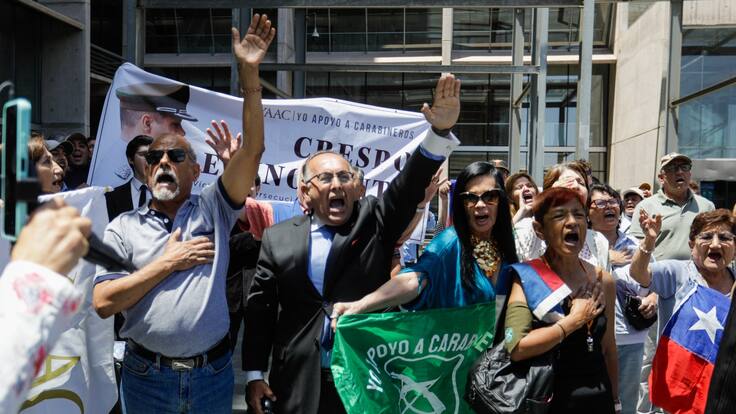 Hombre es captado realizando “saludo nazi” en concentración de apoyo a ex carabinero que cegó y fue absuelto en caso Gustavo Gatica