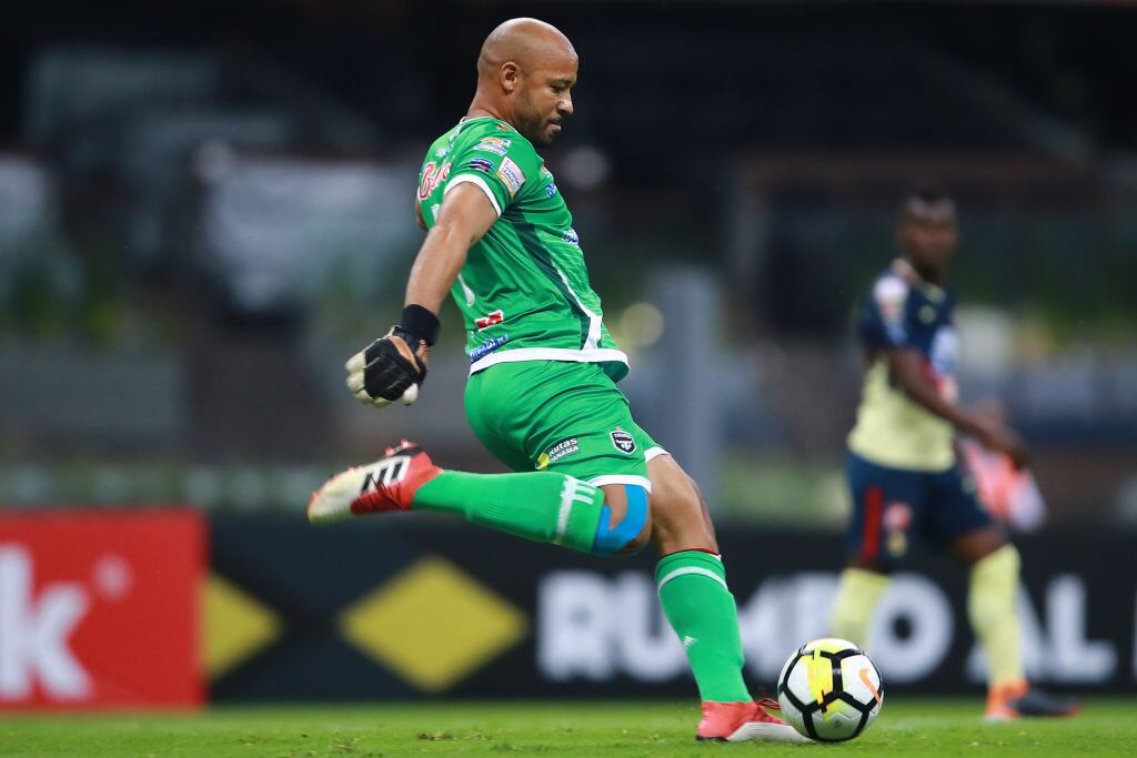 El arquero panameño Óscar McFarlane defendiendo al Tauro FC ante el América en Ciudad de México por un torneo de clubes de la Concacaf