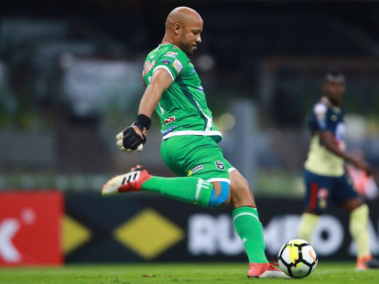 El arquero panameño Óscar McFarlane defendiendo al Tauro FC ante el América en Ciudad de México por un torneo de clubes de la Concacaf
