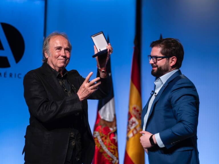 Entregada por el Presidente Boric y a 50 años del golpe de Estado: Joan Manuel Serrat recibe medalla conmemorativa «por su compromiso y defensa de los Derechos Humanos»