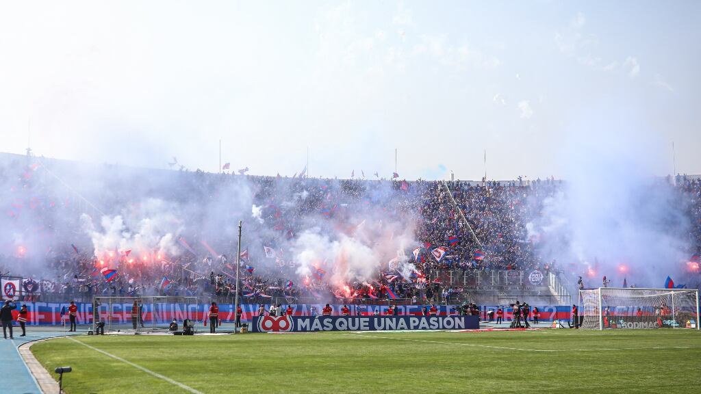 Hinchas de la U invaden la cancha del Nacional tras la derrota en el Clásico Universitario
