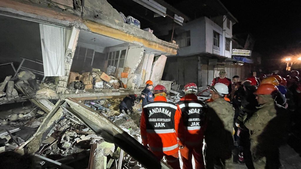 Rescatistas trabajan en un edificio colapsado en Hatay de Turquía