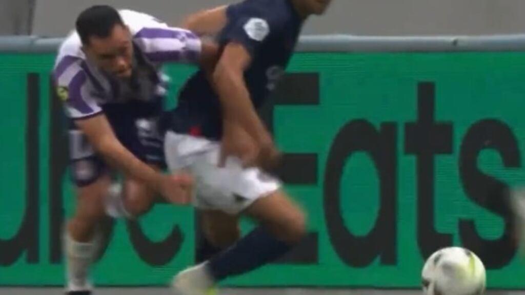 El lujito de Gabriel Suazo en el duelo del Toulouse contra PSG