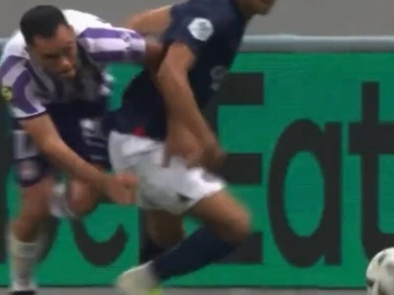 El lujito de Gabriel Suazo en el duelo del Toulouse contra PSG