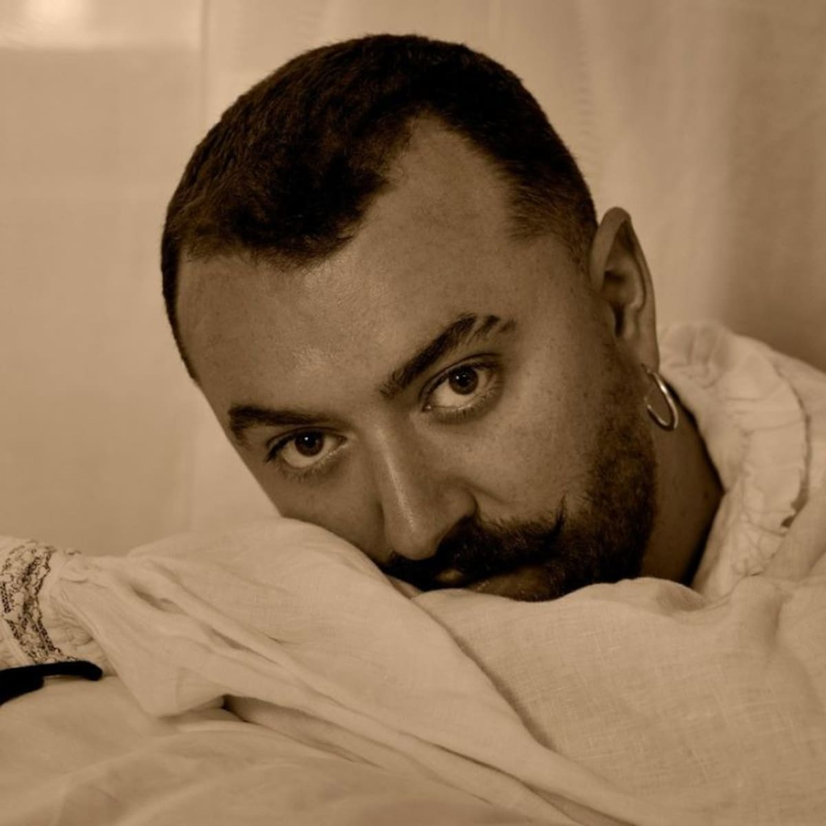 Sam Smith estrena “Hazel Eyes”, su quinto álbum: una historia de amor entre pop, folk, country y R&B