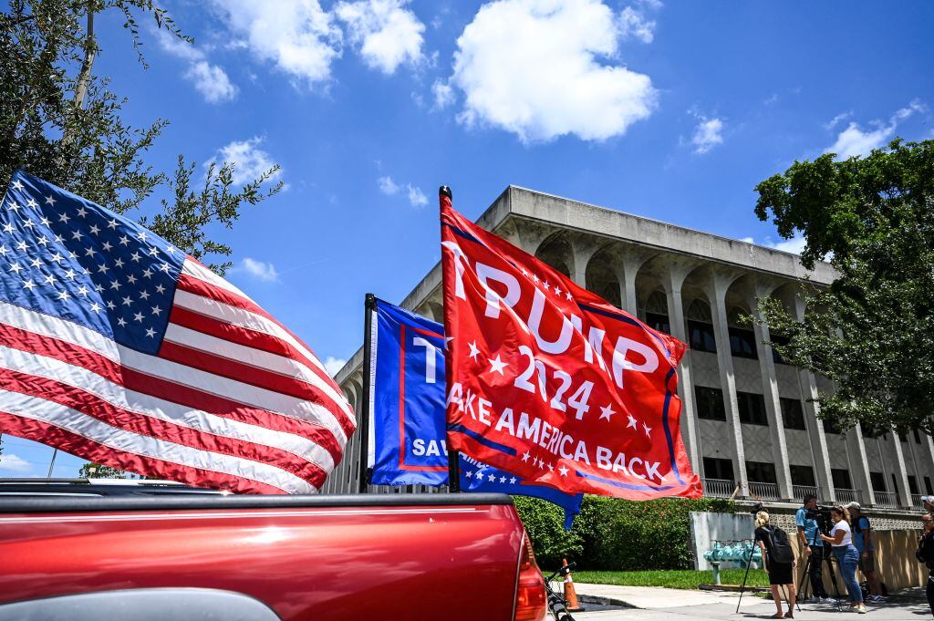 Seguidores de Trump se manifiestan ante los tribunales de justicia en el estado de Florida