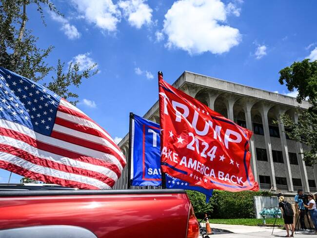Seguidores de Trump se manifiestan ante los tribunales de justicia en el estado de Florida