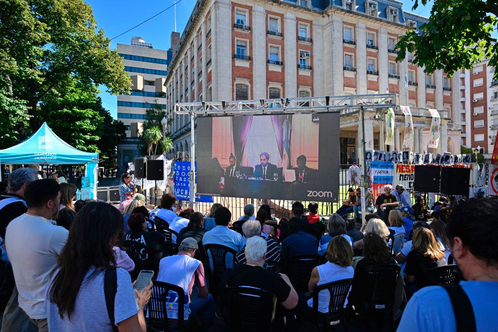 Pantalla gigante muestra la audiencia que dictó sentencia contra diez exagentes de la dictadura en Argentina.