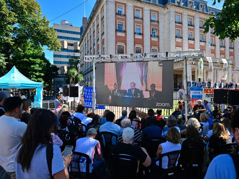 Pantalla gigante muestra la audiencia que dictó sentencia contra diez exagentes de la dictadura en Argentina.