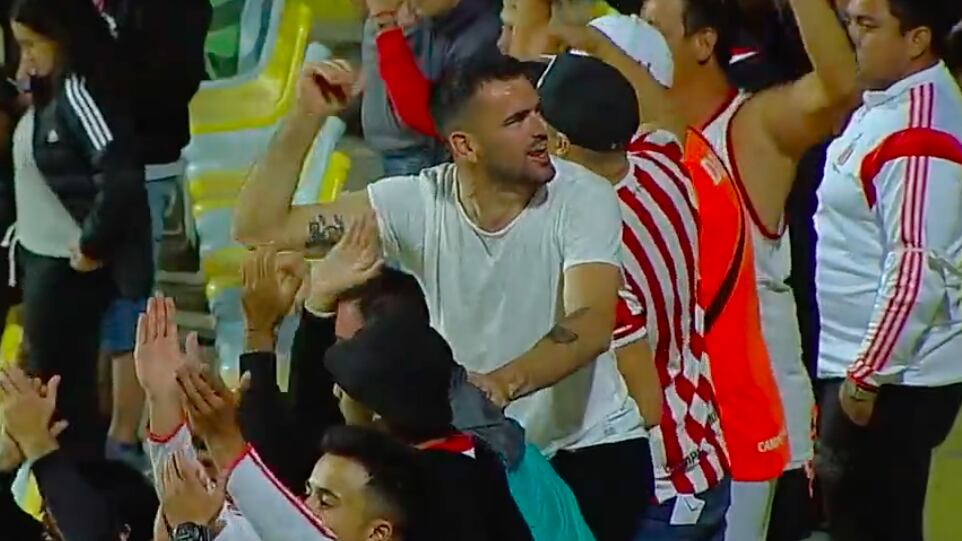 Daniel Sappa fue captado alentando a Estudiantes ante Everton