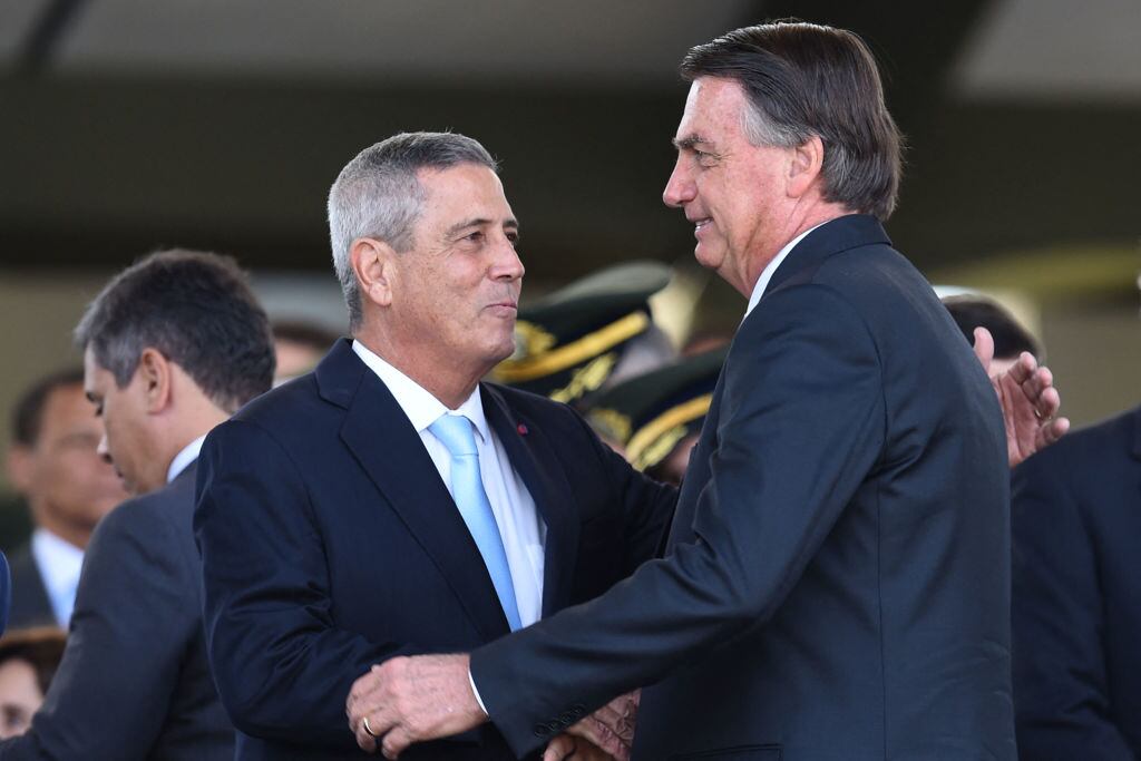 El general en retiro Walter Souza Braga Netto junto a Jair Bolsonaro en una actividad de campaña en la ciudad de Brasilia durante 2022