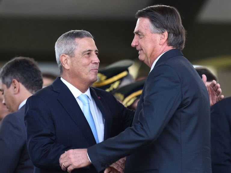 El general en retiro Walter Souza Braga Netto junto a Jair Bolsonaro en una actividad de campaña en la ciudad de Brasilia durante 2022