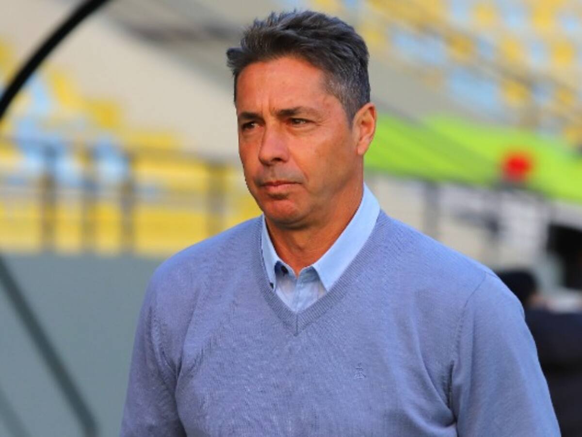 Deportes Copiapó confirma que el técnico Héctor Almandoz fue internado por problemas de salud