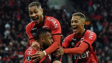 Estaría a detalles: delantero de Athletico Paranaense podría llegar a Colo Colo