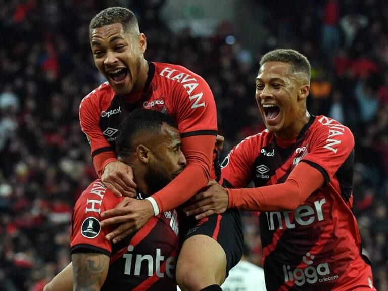 Estaría a detalles: delantero de Athletico Paranaense podría llegar a Colo Colo