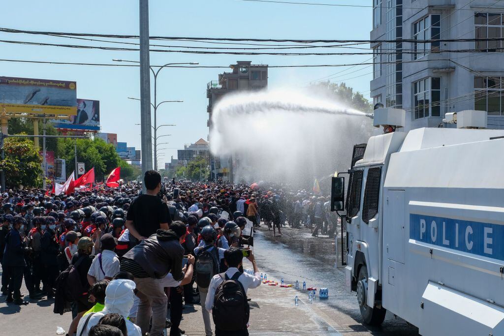 La policía de Myanmar utiliza carros lanza aguas en contra de los manifestantes