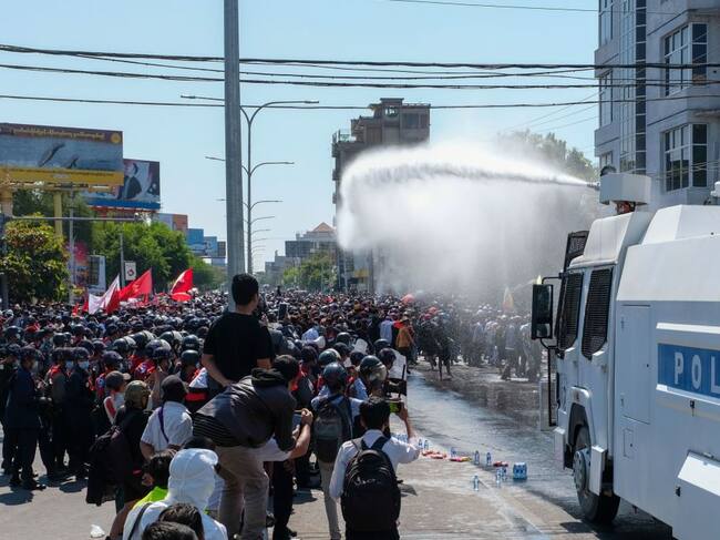 La policía de Myanmar utiliza carros lanza aguas en contra de los manifestantes