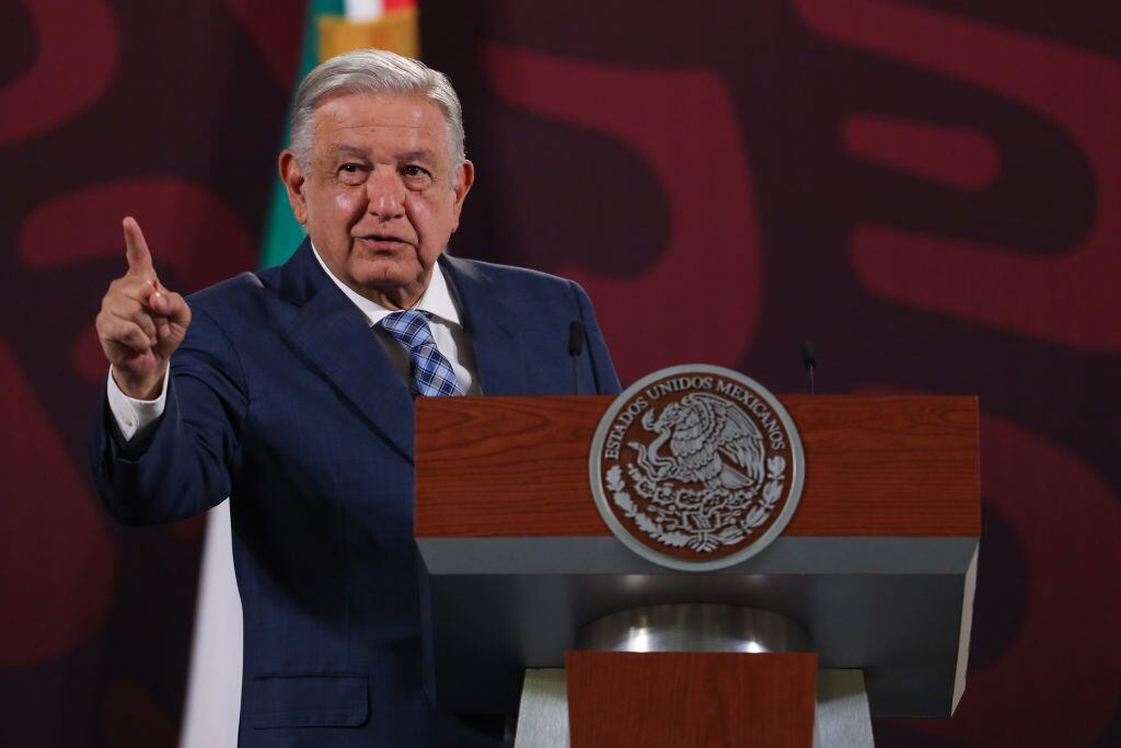 El presidente de México, Andrés Manuel López Obrador, habla con los medios de comunicación en el Palacio Nacional en la Ciudad de México.