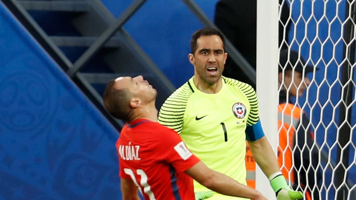 “Llegar al vestuario y verlo destrozado...”: Claudio Bravo recuerda el duro episodio que marcó a Marcelo Díaz en La Roja